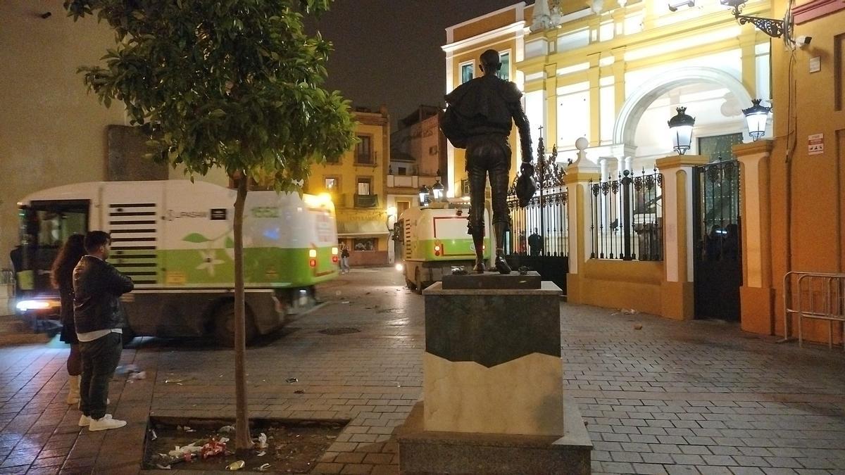 Los servicios de limpieza a las puertas de la Basílica de la Macarena después de conocer que no se llevaría a cabo su estación de penitencia esta Madrugá