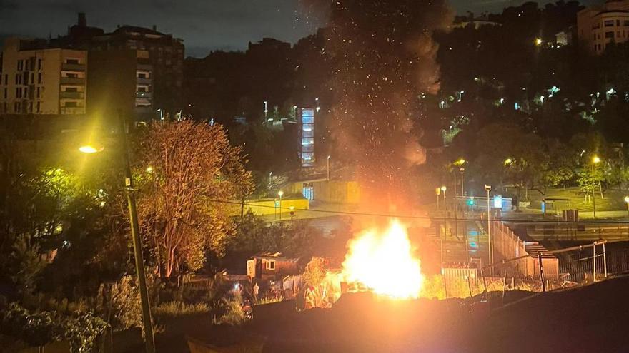 Incendio de una barraca en Vallcarca la madrugada del 7 de mayo de 2025
