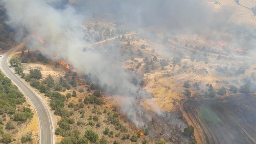 Desalojan a monjes de Silos y medio millar de personas en incendio de Burgos