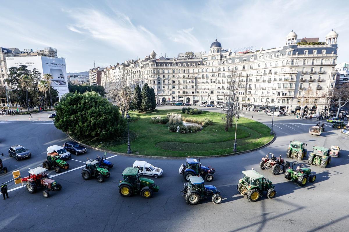 Los tractores circulan por la Plaça Francesc Macià de Barcelona