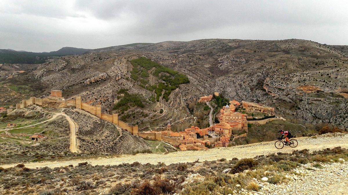 Un ciclista rodando por uno de los caminos de Montañas Vacías
