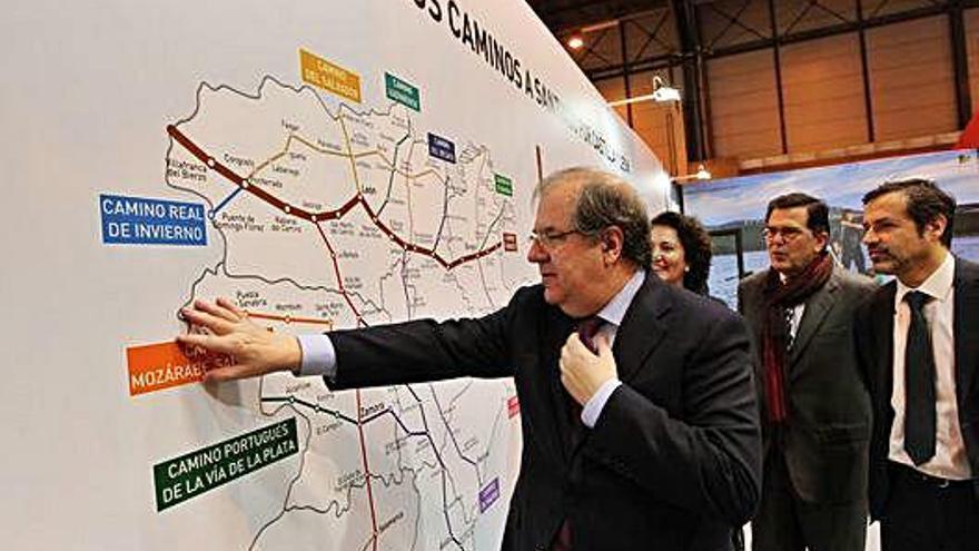 El presidente de la Junta de Castilla y León, Juan Vicente Herrera, visita el stand de la Junta en Fitur.