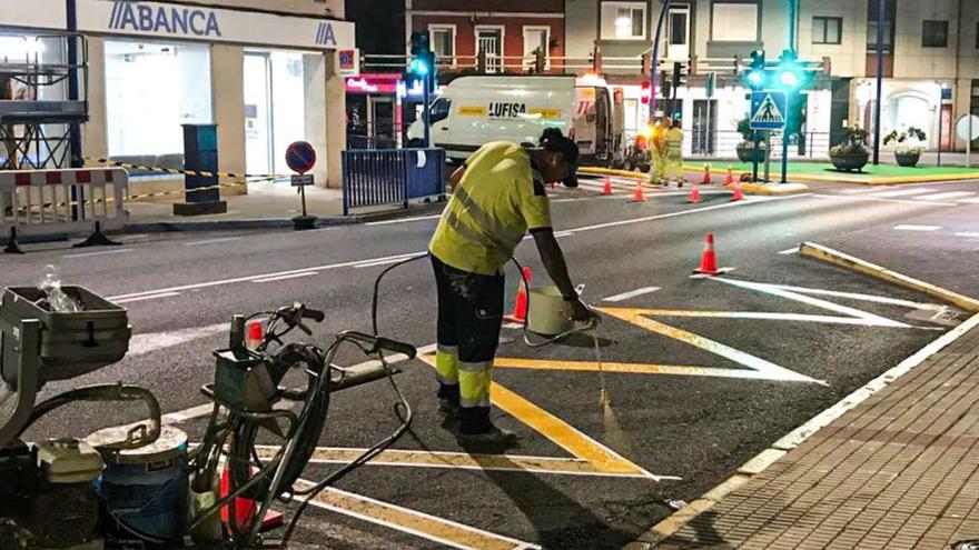 Culleredo ejecuta tareas de pintado de isletas y marcas viales para incrementar la seguridad