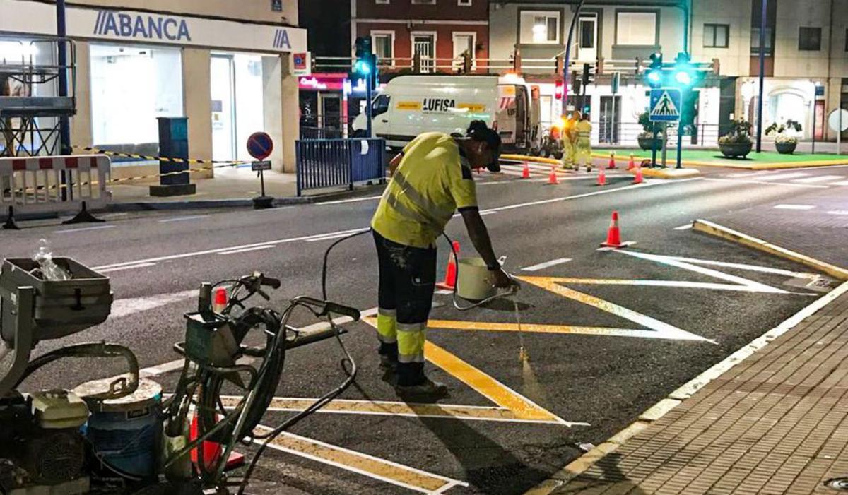 Un operario realiza el pintado de las marcas viales. |   /LOC