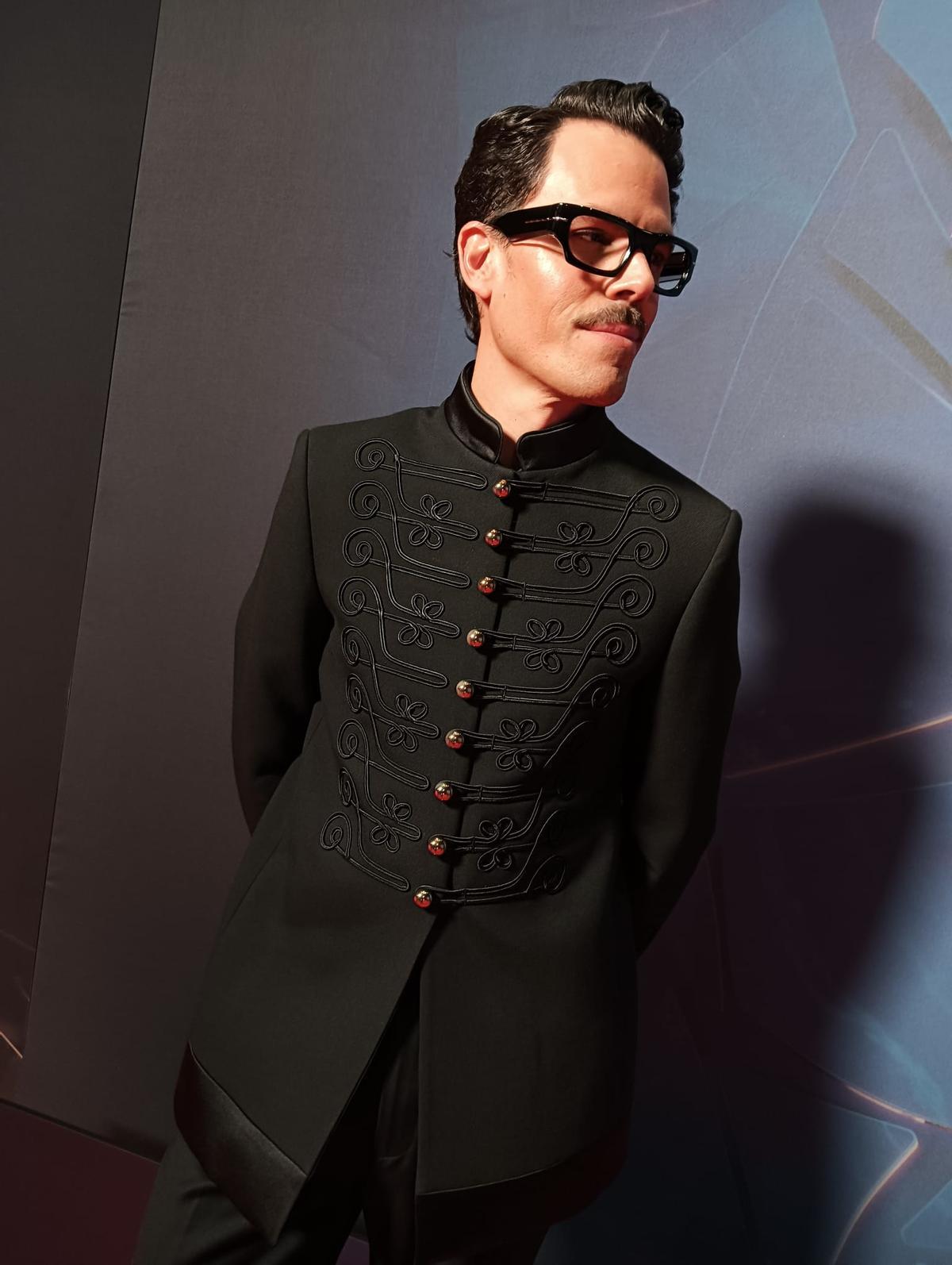 Uniforme militar, pasarelas y a pie de calle: el regreso de la chaqueta