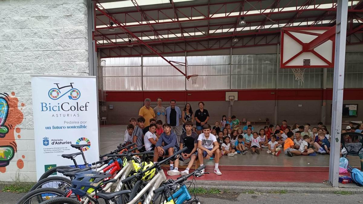 Jóvenes junto a las bicicletas de BICICOLEF en el Colegio Público Elena Sánchez Tamargo de Pola de Laviana.