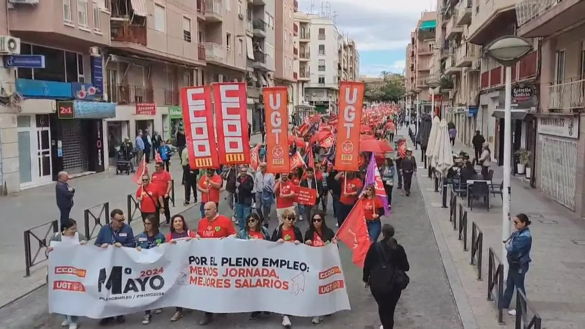 Multitudinaria manifestación por el pleno empleo y mejores salarios en Elche