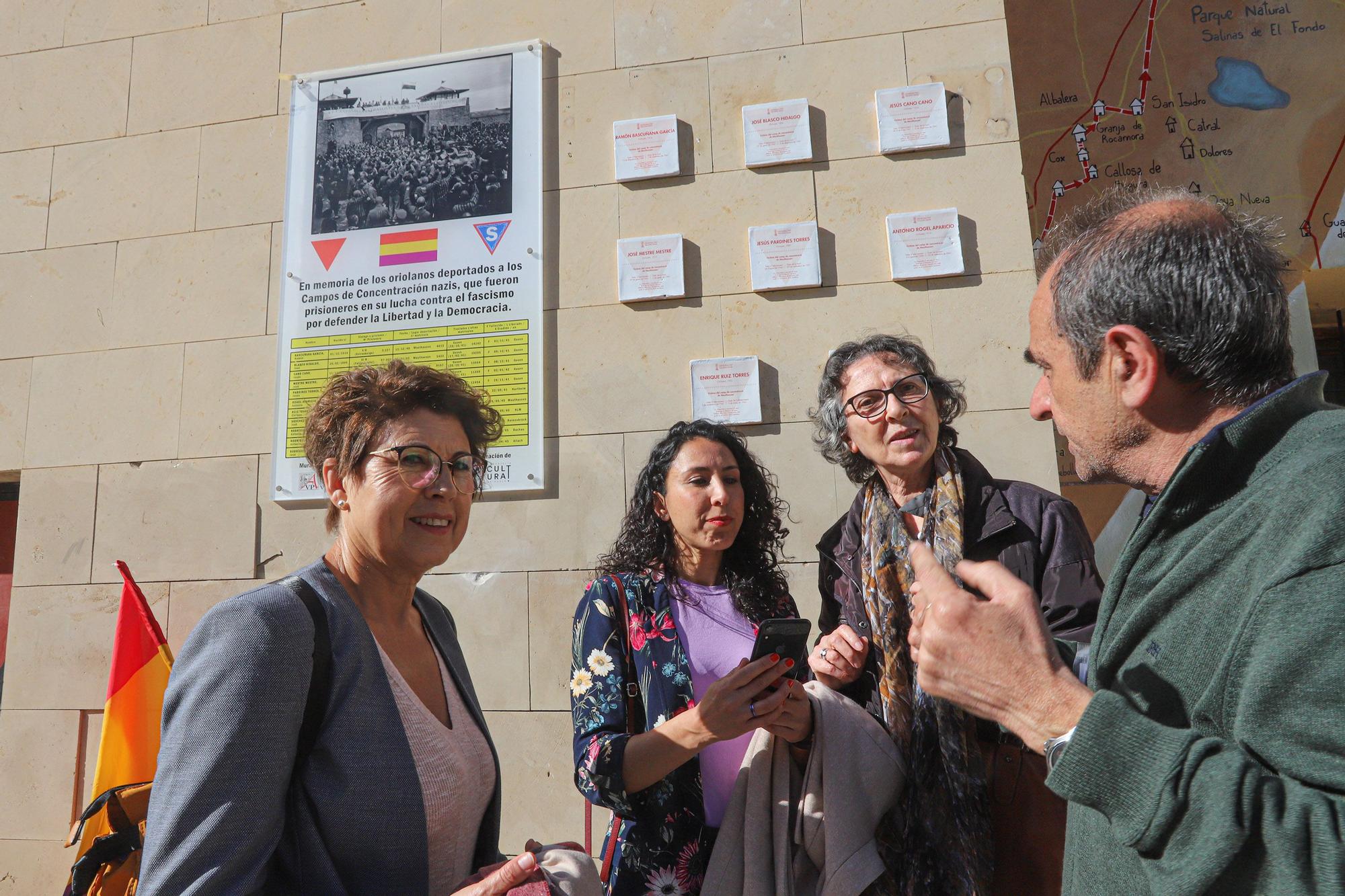 Homenaje a los oriolanos víctimas en los campos de concentración nazis colocando sus "Taullels de la Memòria" en el Rincon Hernandiano