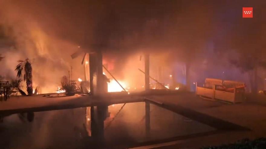 Enorme incendio en una casa de Boadilla del Monte: la arizónica en llamas amenazaba a otras viviendas