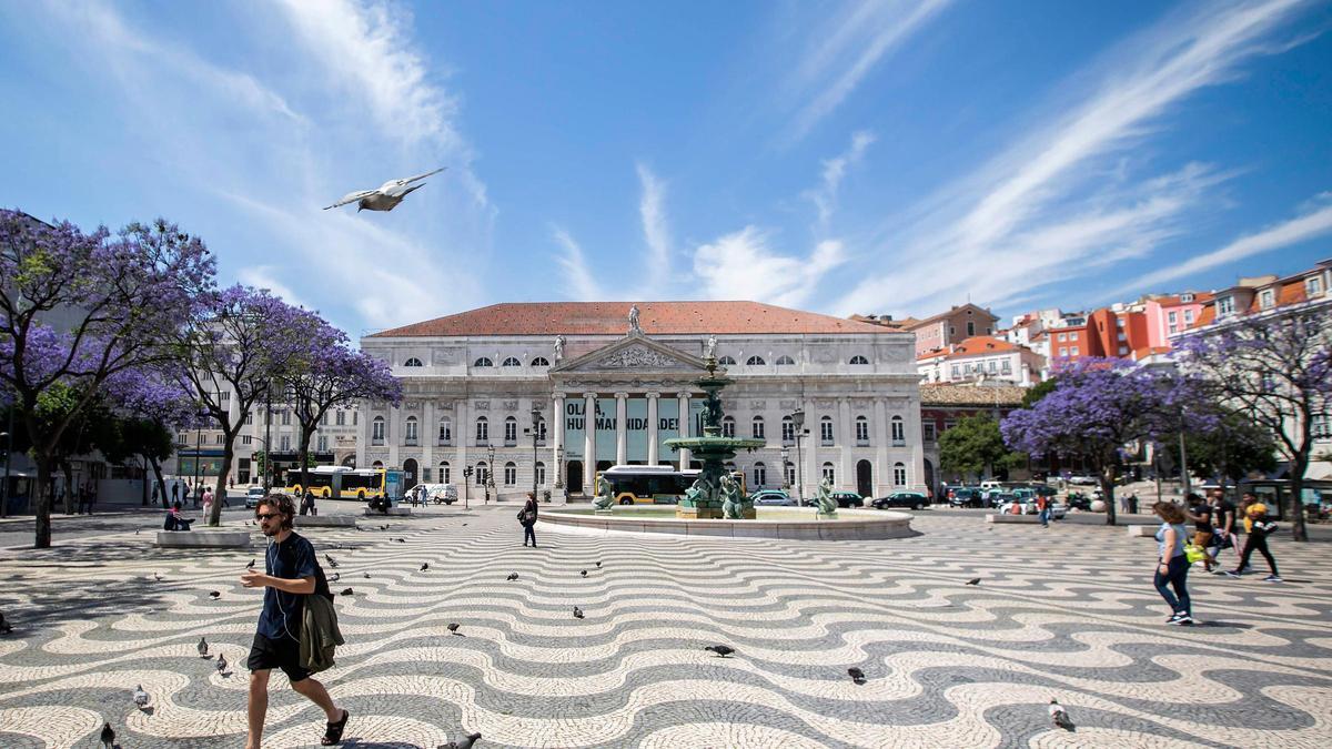 Personas en una plaza de la capital de Portugal, Lisboa.