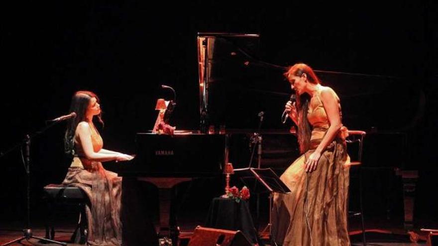 Concierto de Cristina Pato y Rosa Cedrón en el Teatro Principal de Ourense. // Jesús Regal