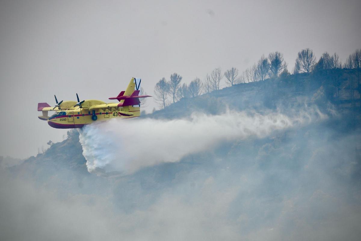 26/06/26. Betxi. Incendio de la Vall, operativos aéreos descargando en el incendio