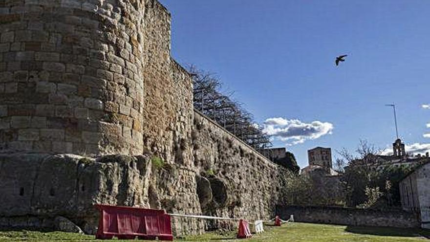 Cordón de seguridad junto a la muralla en el parque de San Martín.