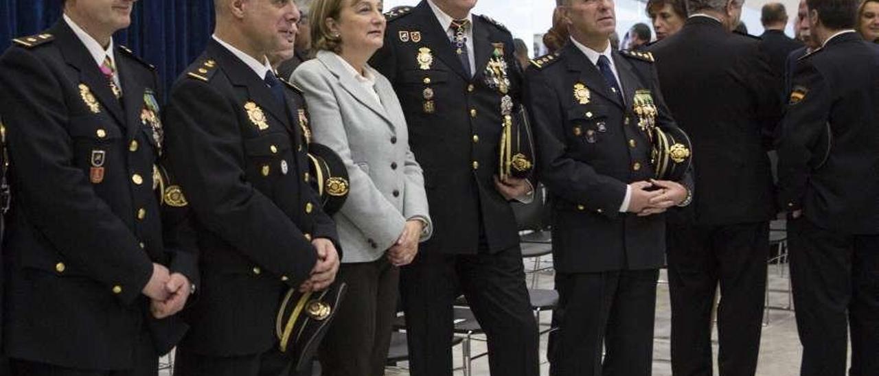 Juan Jesús Herranz Yubero, segundo por la derecha, junto a la delegada del Gobierno, Delia Losa, en un acto.