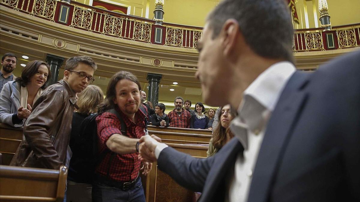 El líder de PSOE, Pedro Sánchez, saludando al secretario general de Podemos, Pablo Iglesias, en el Congreso