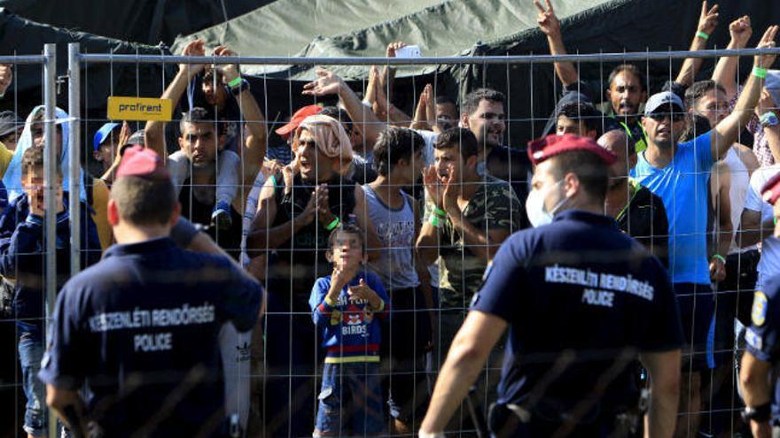 Refugiados sirios intentan pasar la frontera húngara
