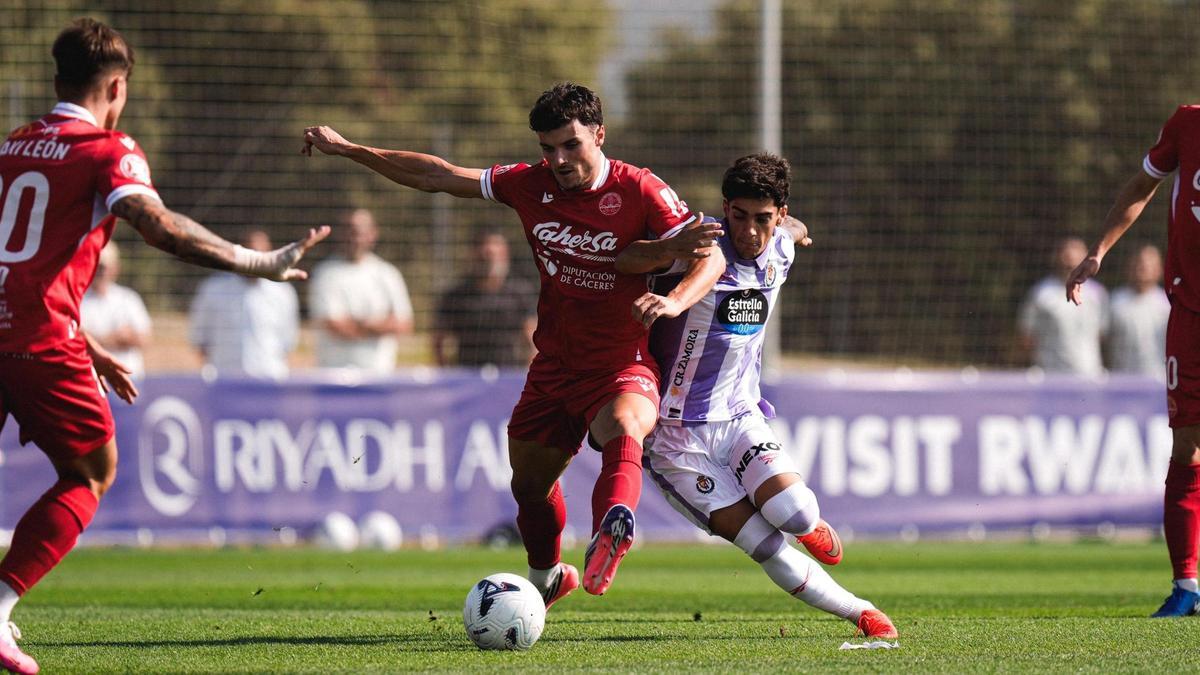 Duelo por el balón en el amistoso entre el Valladolid y el Coria.