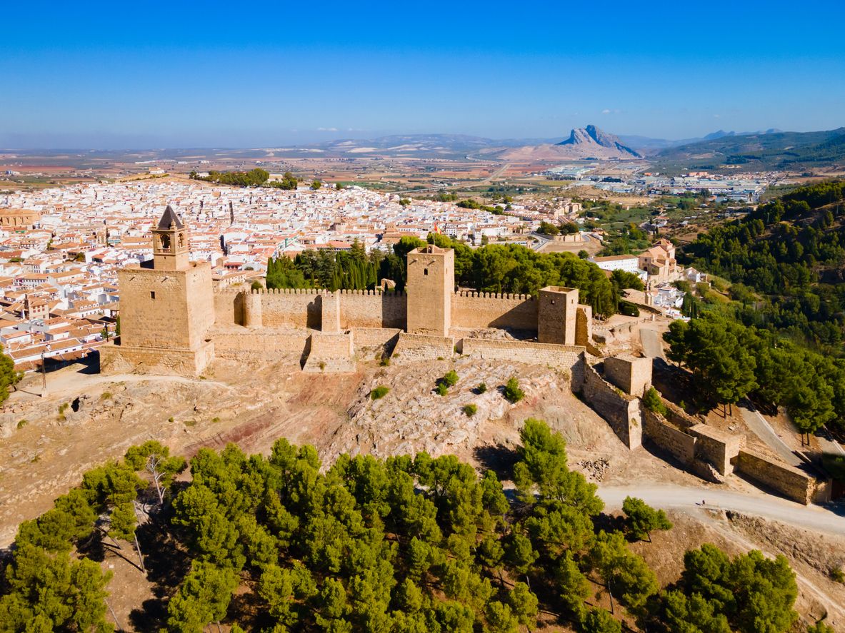 Vista aérea de la Alcazaba de Antequera con la ciudad y la Peña de los Enamorados al fondo