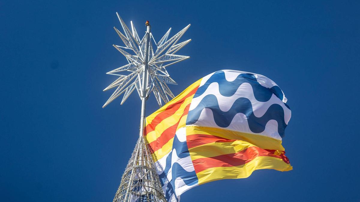 La estrella que corona el árbol de Navidad de Badalona, en la que ondea la bandera de la ciudad