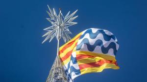 La estrella que corona el árbol de Navidad de Badalona, en la que ondea la bandera de la ciudad