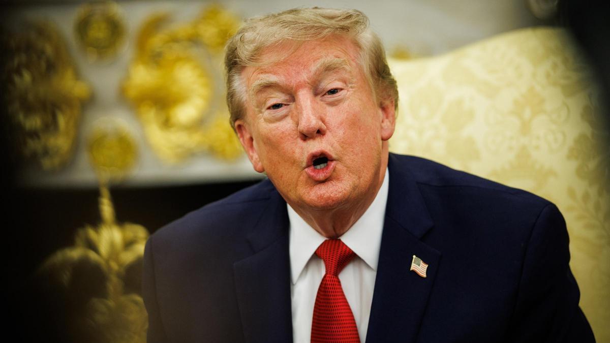 TRUMP PERIODISTA CNN | Trump manda a callar a reportera de CNN y la llama «falsa»