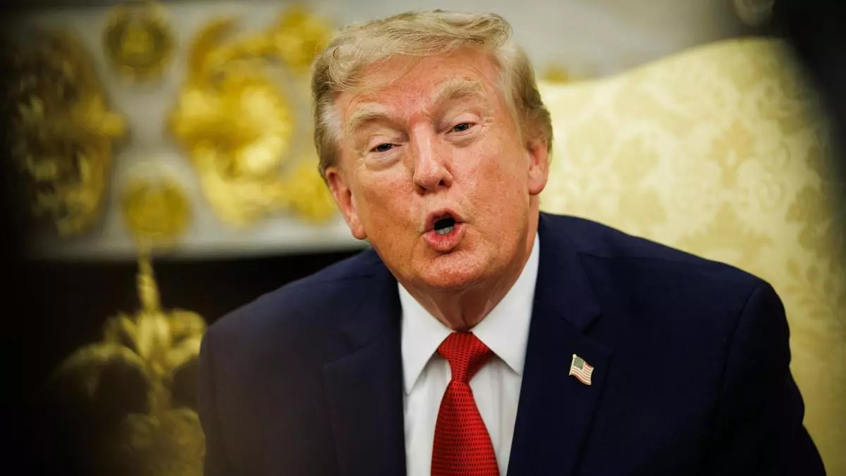 Trump manda a callar a reportera de CNN y la llama "falsa"