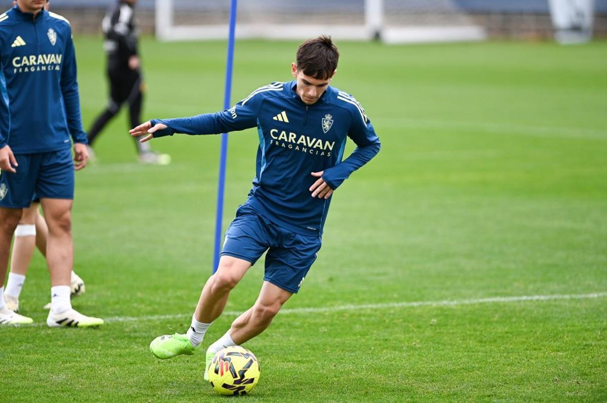 Pau Sans, en un entrenamiento con el Real Zaragoza.