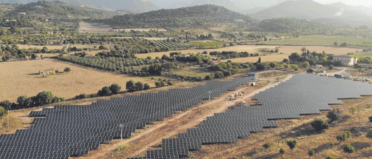 Panorámica del parque fotovoltaico de Son Corcó, en Consell.