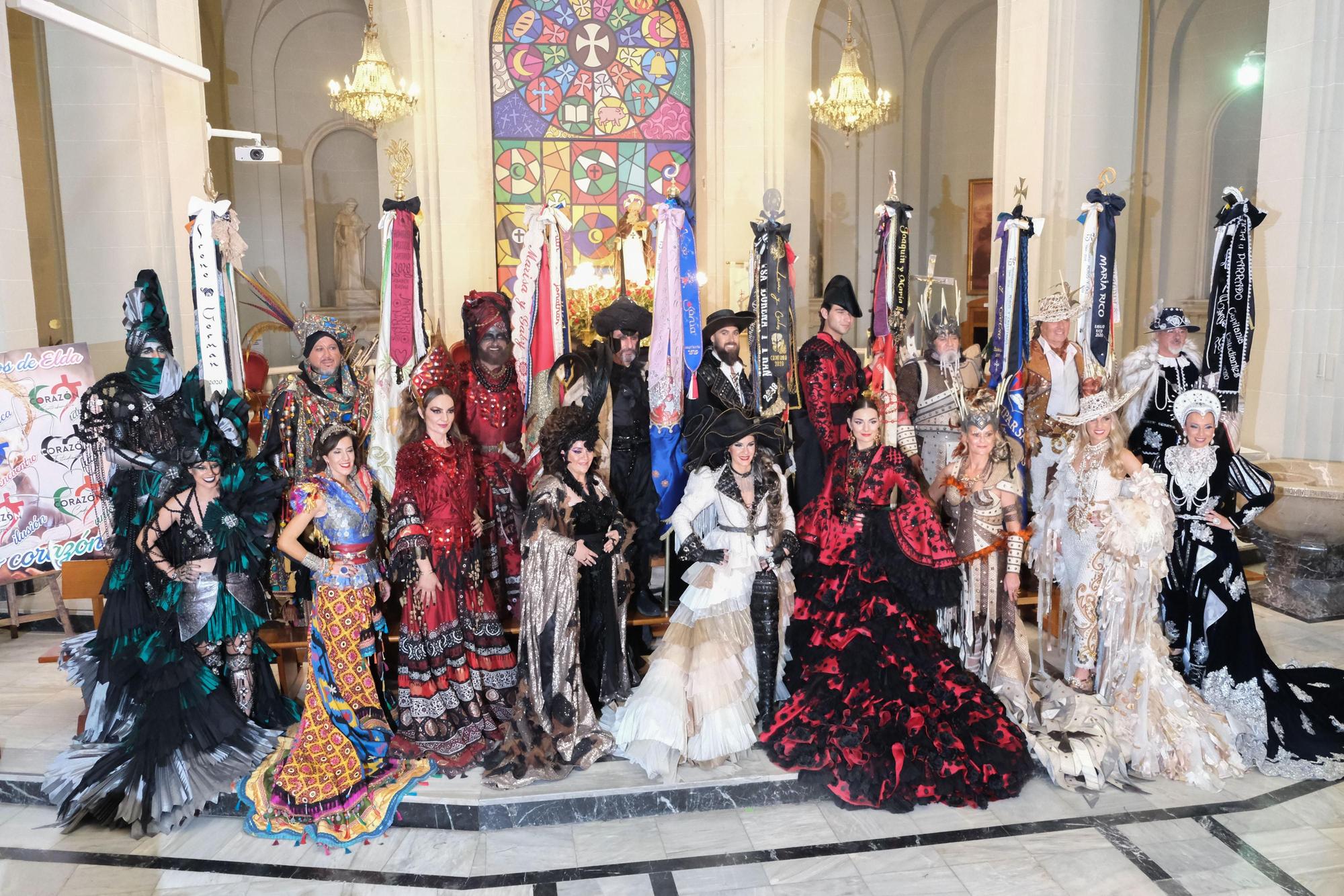 Capitanías de las fiestas de Moros y Cristianos de Elda del año 2022 en el altar de la iglesia de Santa Ana.