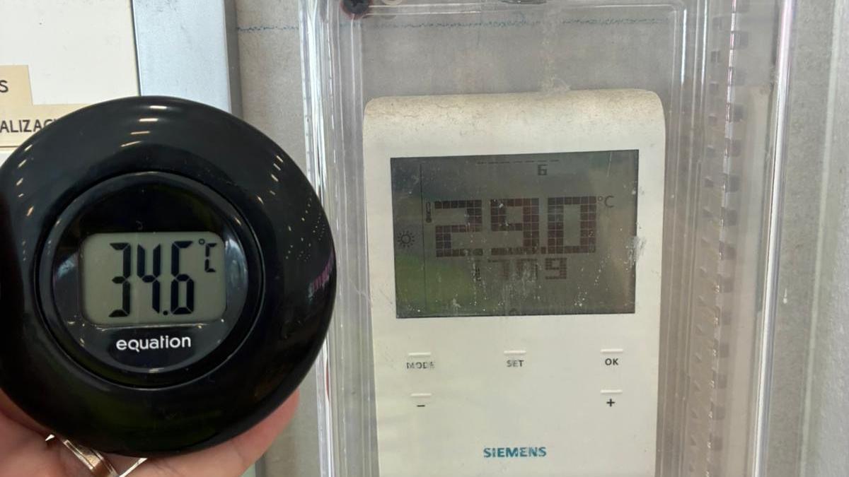 Un termómetro marca casi 35º en el CPI Parque Venecia, la semana pasada.