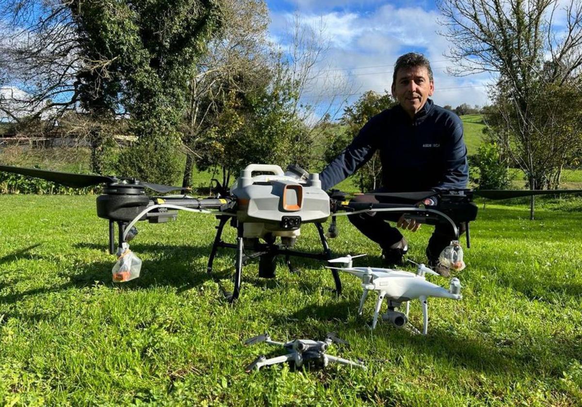 René Cuervo, junto a su equipo de drones actual. | C. G.