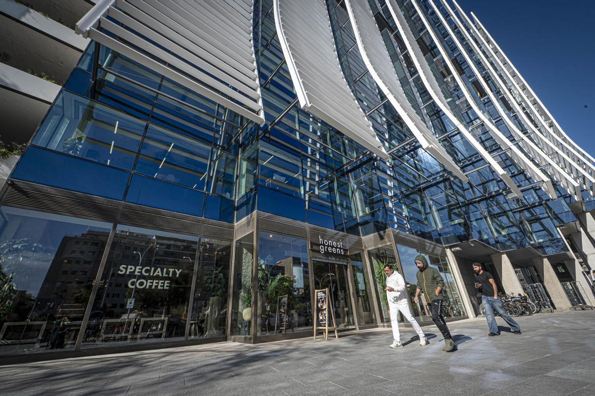 Barcelona, 18/02/2026 Barcelona. Repor sobre talento que ha regresado a barcelona por la apertura de la sede de AstraZeneca. varios perfiles. Tema largo. En Edificio Estel.  Personas: Nuria Folguera, Ana García del Molino (la del vestido rojo), y Francesc Muyas. AUTOR: MANU MITRU