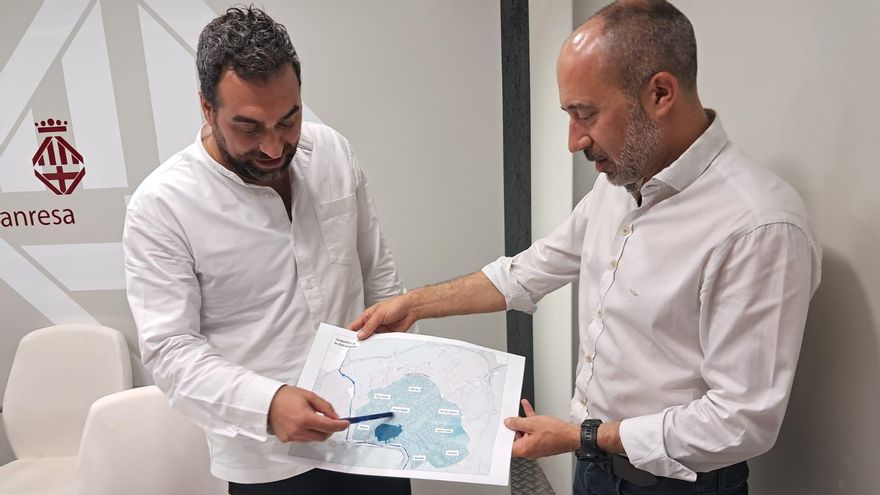 El regidor Carles Garcia i l'alcalde Marc Aloy mostren sobre plànol la primera proposta i la segona pel que fa a la ZBE