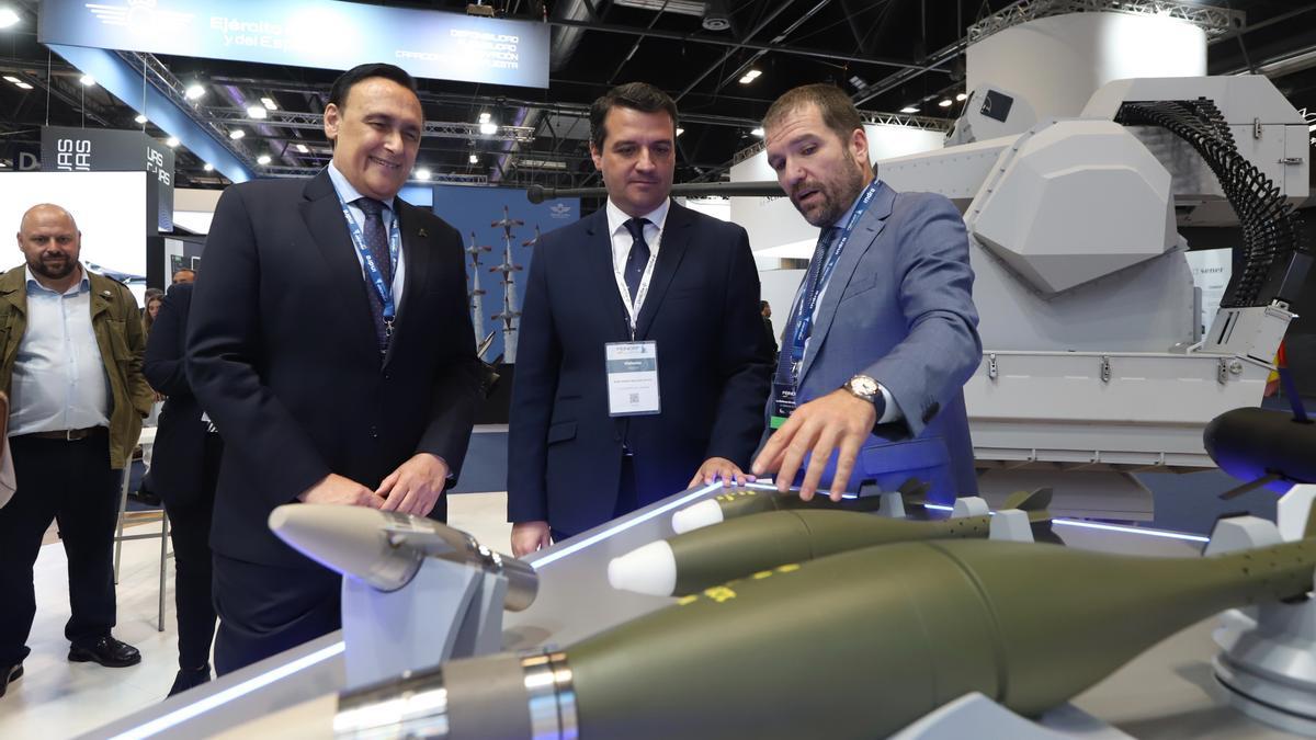 El CEO de la empresa Escribano M&amp;E, Javier Escribano, con el alcalde de Córdoba, José María Bellido, y al consejero de Universidades, José Carlos Gómez Villamandos, en la pasada Feria de Defensa (Feindef) en Madrid.