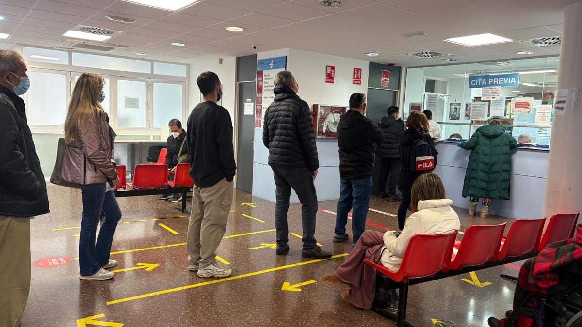 Usuarios este martes en el centro de salud de Vistalegre, en Murcia.