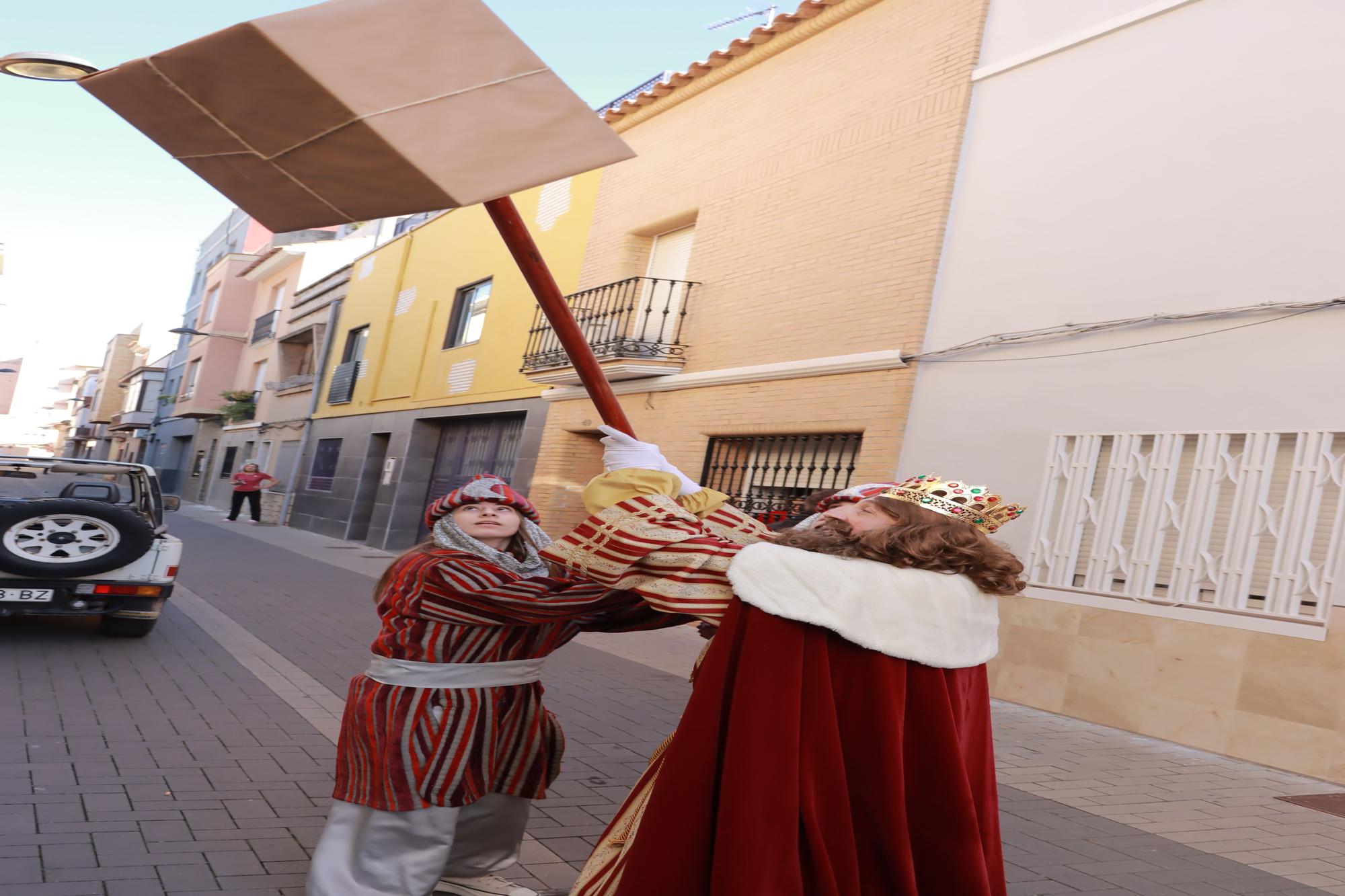 Los Reyes Mayos premian a los vecinos de Vila-real con cientos de regalos en este 2023