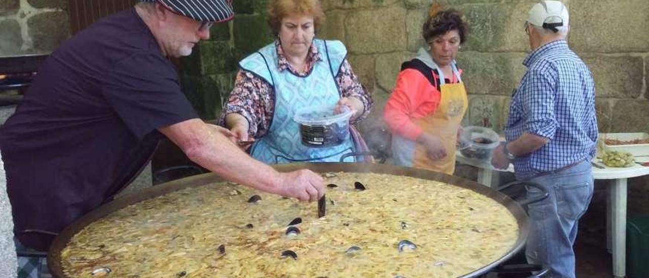 Aldán recibe mayo a golpe de paella. La Asociación de Veciños de Menduíña cumplió con su tradición y celebró ayer la llegada del mes de mayo con una paella gigante. La degustaron, en el atrio de la capilla de San Amaro, al menos 180 personas que aprovecharon el buen tiempo de la jornada festiva. FdV