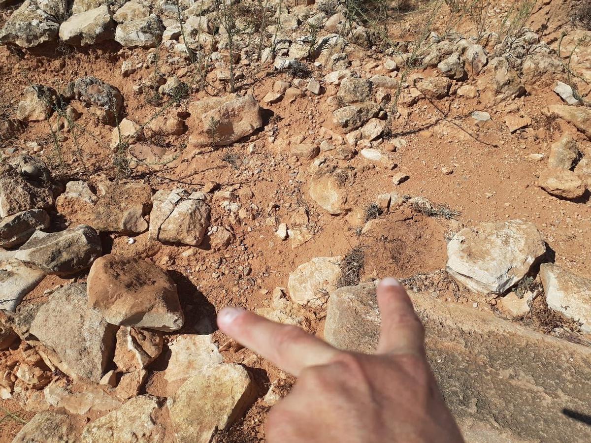 Piedras arrancadas del muro del yacimiento