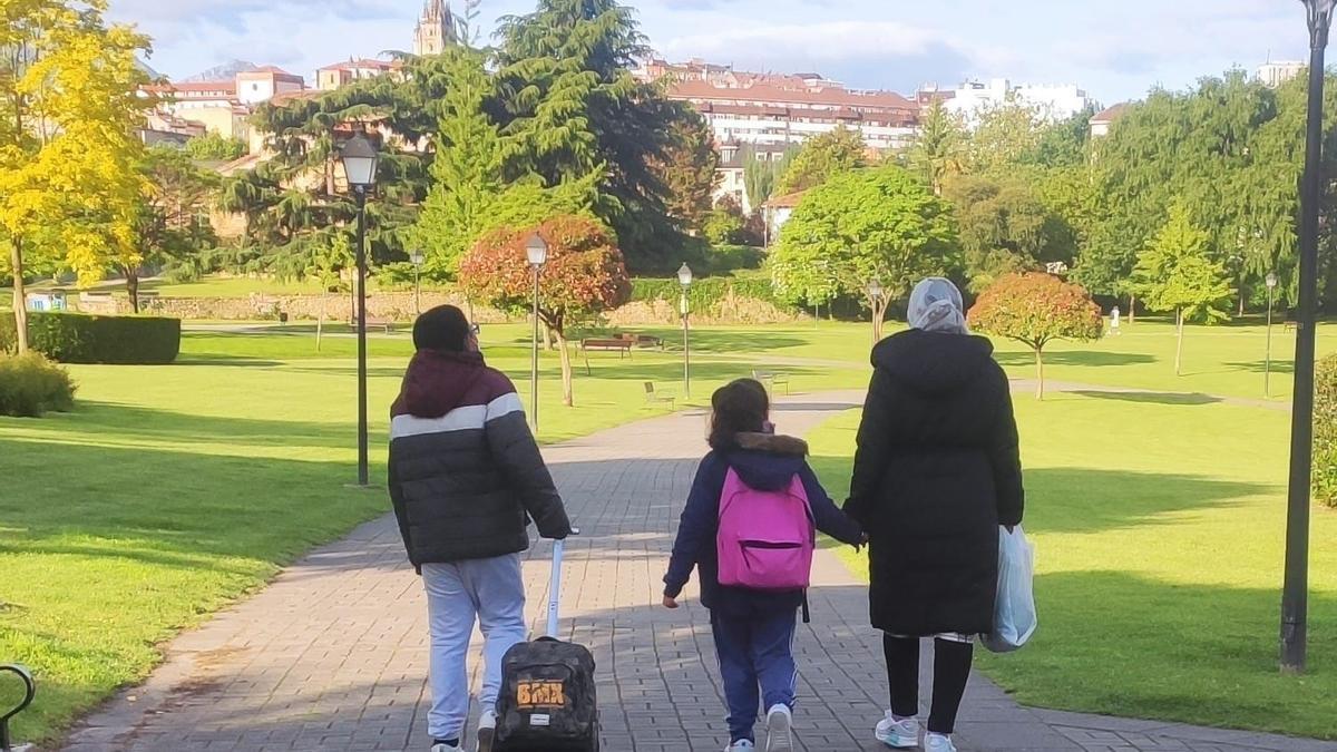 Archivo - Niños que van al colegio en Oviedo con su madre.