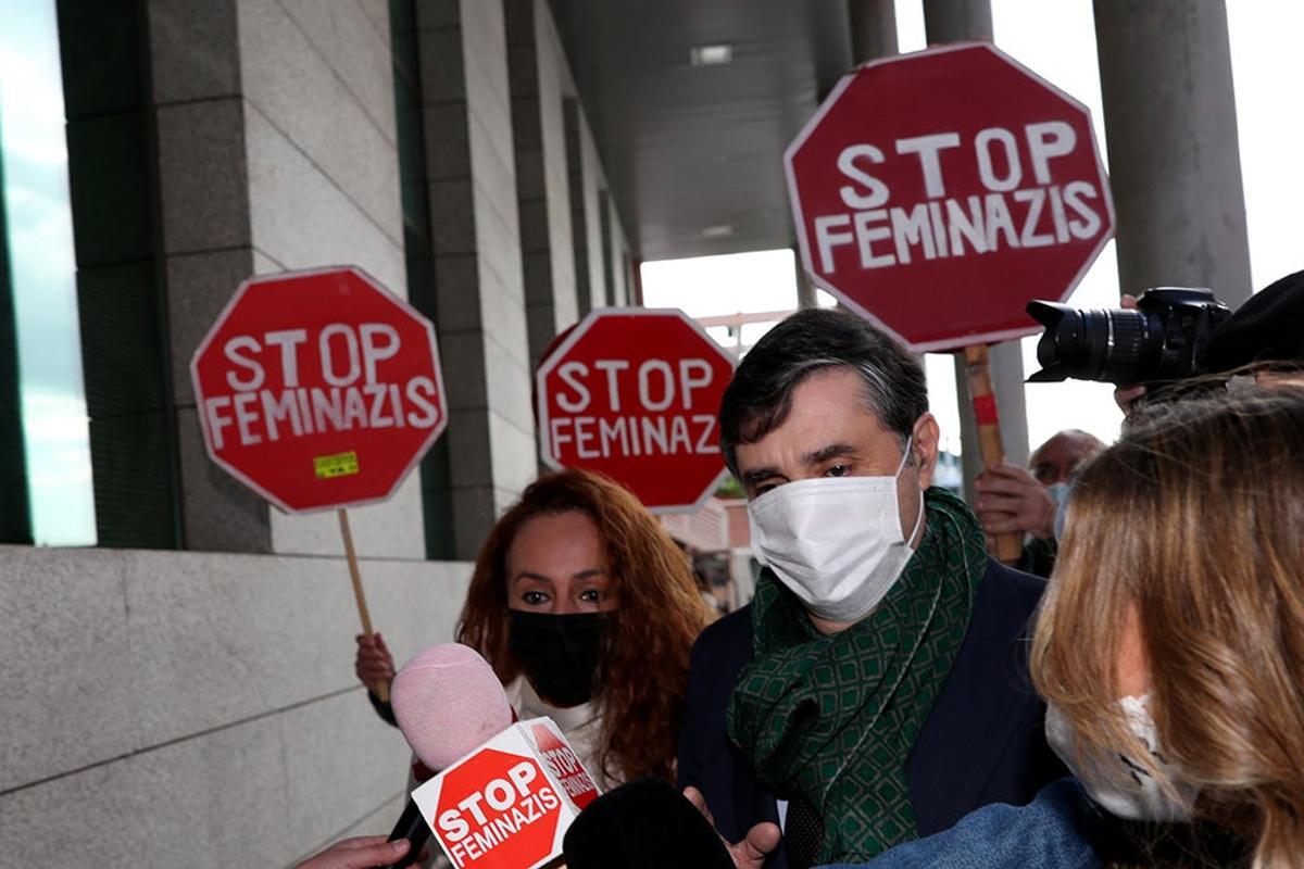 Rocio Carrasco con carteles de stop feminazis