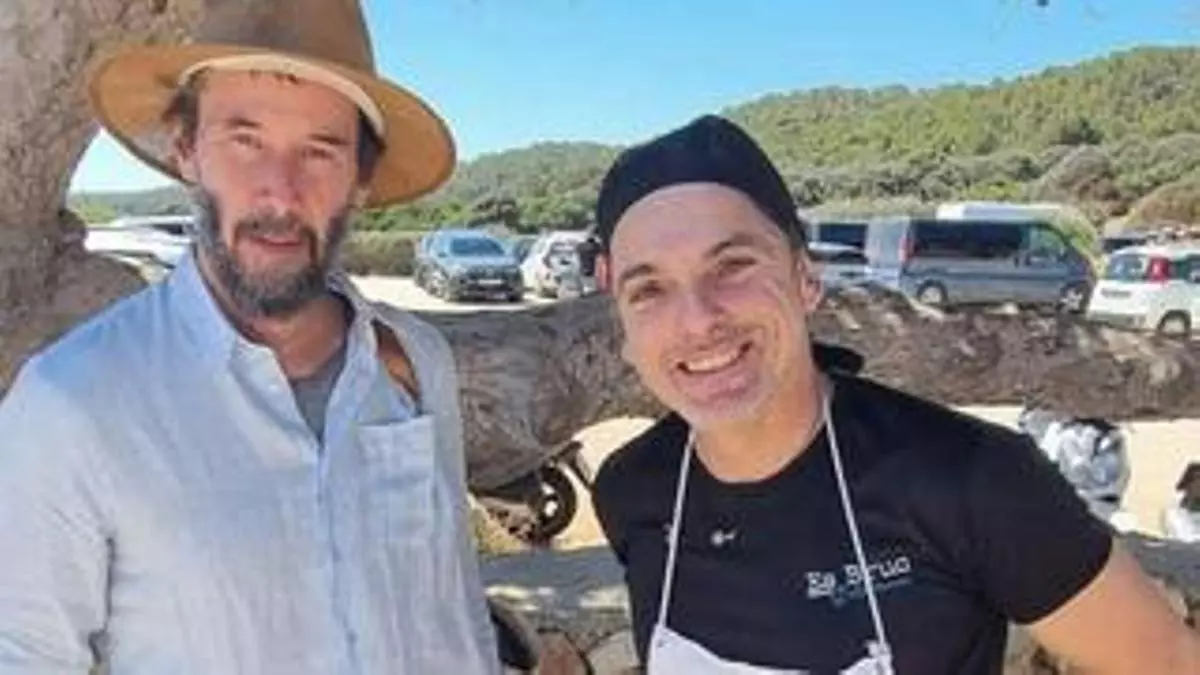 Keanu Reeves, con sombrero de payés y chancletas en Baleares: sus fotos en un chiringuito o con las trabajadoras de un súper