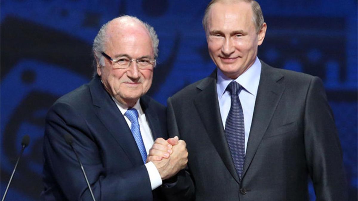 El inhabilitado presidente de la FIFA, Joseph Blatter, junto al presidente de la Federación de Rusia, Vladimir Putin