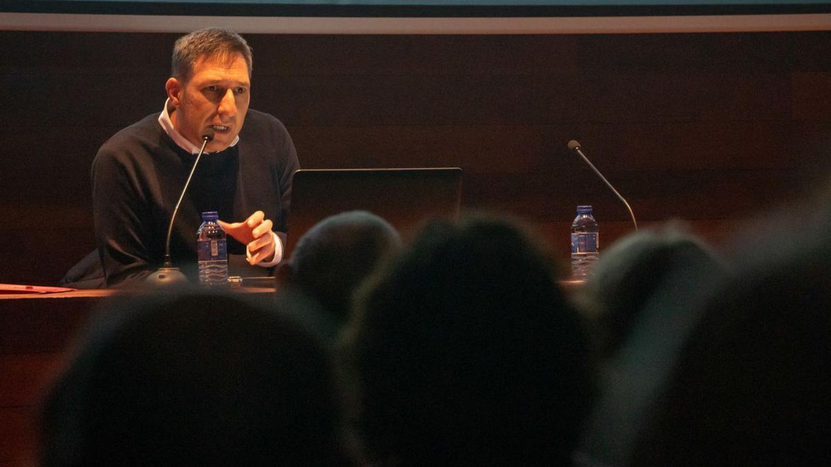 El experto Alberto Martín durante su charla en el Museo Etnográfico. | J.L.F.