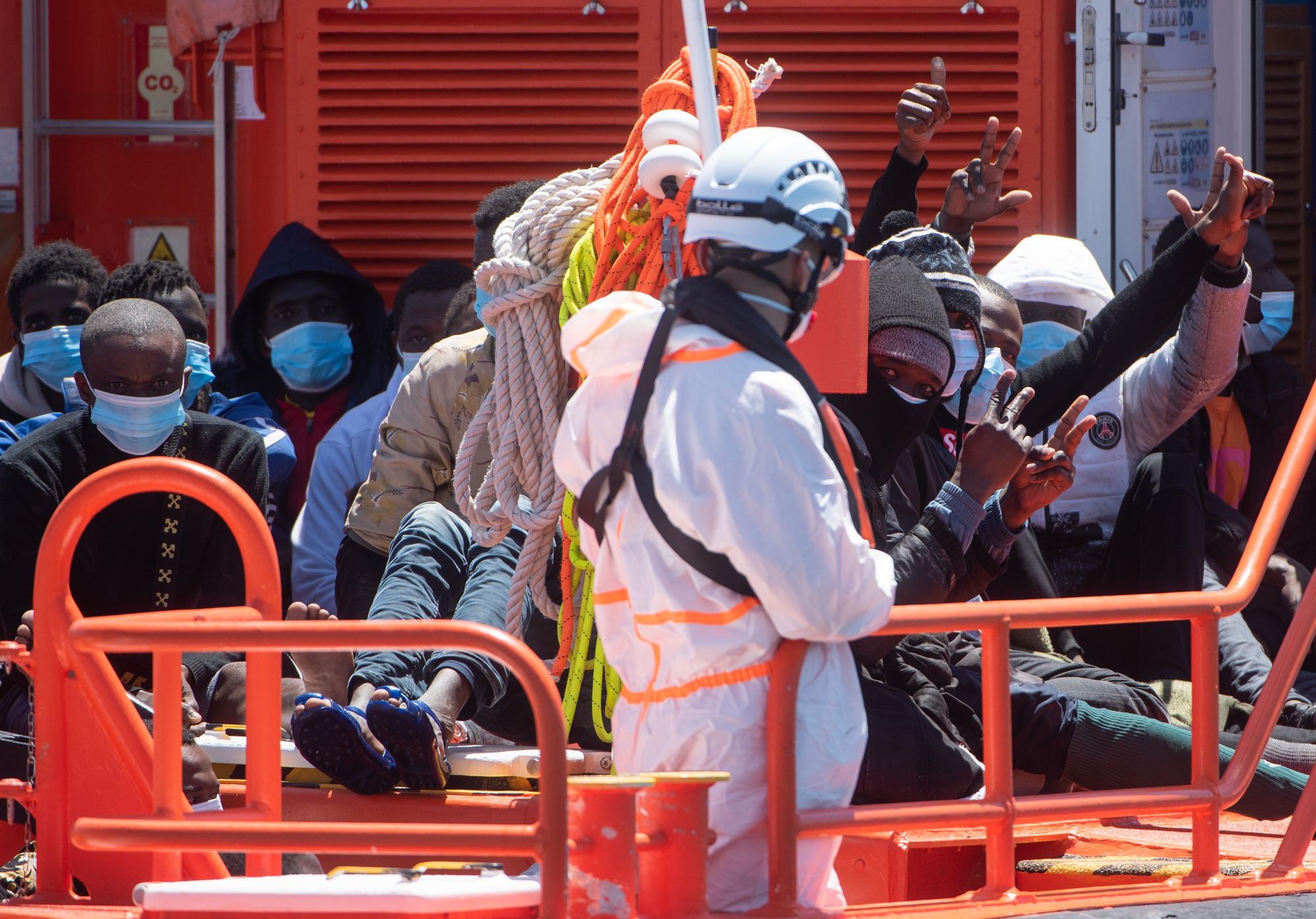 Trasladan a Fuerteventura a 46 migrantes de una patera con un pinchazo