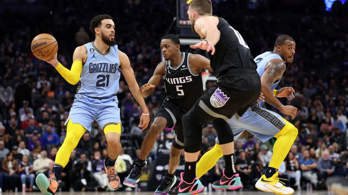 Tyus Jones intenta sortear la defensa de De'Aaron Fox