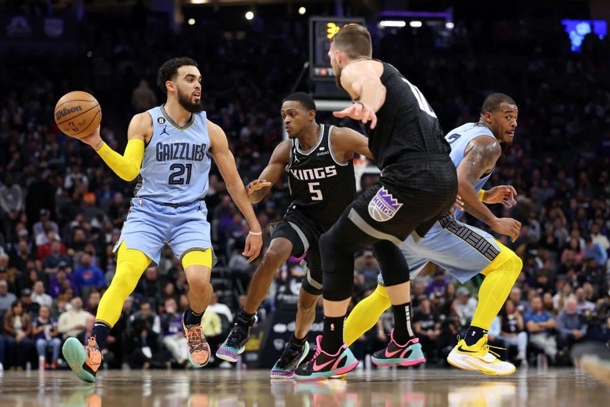 Tyus Jones intenta sortear la defensa de De'Aaron Fox