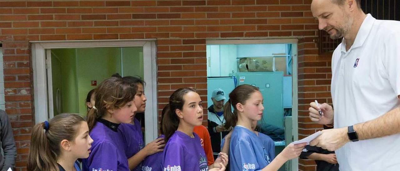 01. Radja y Romay se fotografían con las niñas participantes en el torneo. 02. El equipo de los Magic de Orlando (colegio Corazón de María). 03. Una niña se fotografía con Romay. 04. Integrantes de los Grizzlies de Memphis (colegio Auseva). 05. Dino Radja firmando autógrafos. 06. Tres integrantes de los Hawks de Atlanta (colegio Montedeva), con fotos firmadas por Radja.