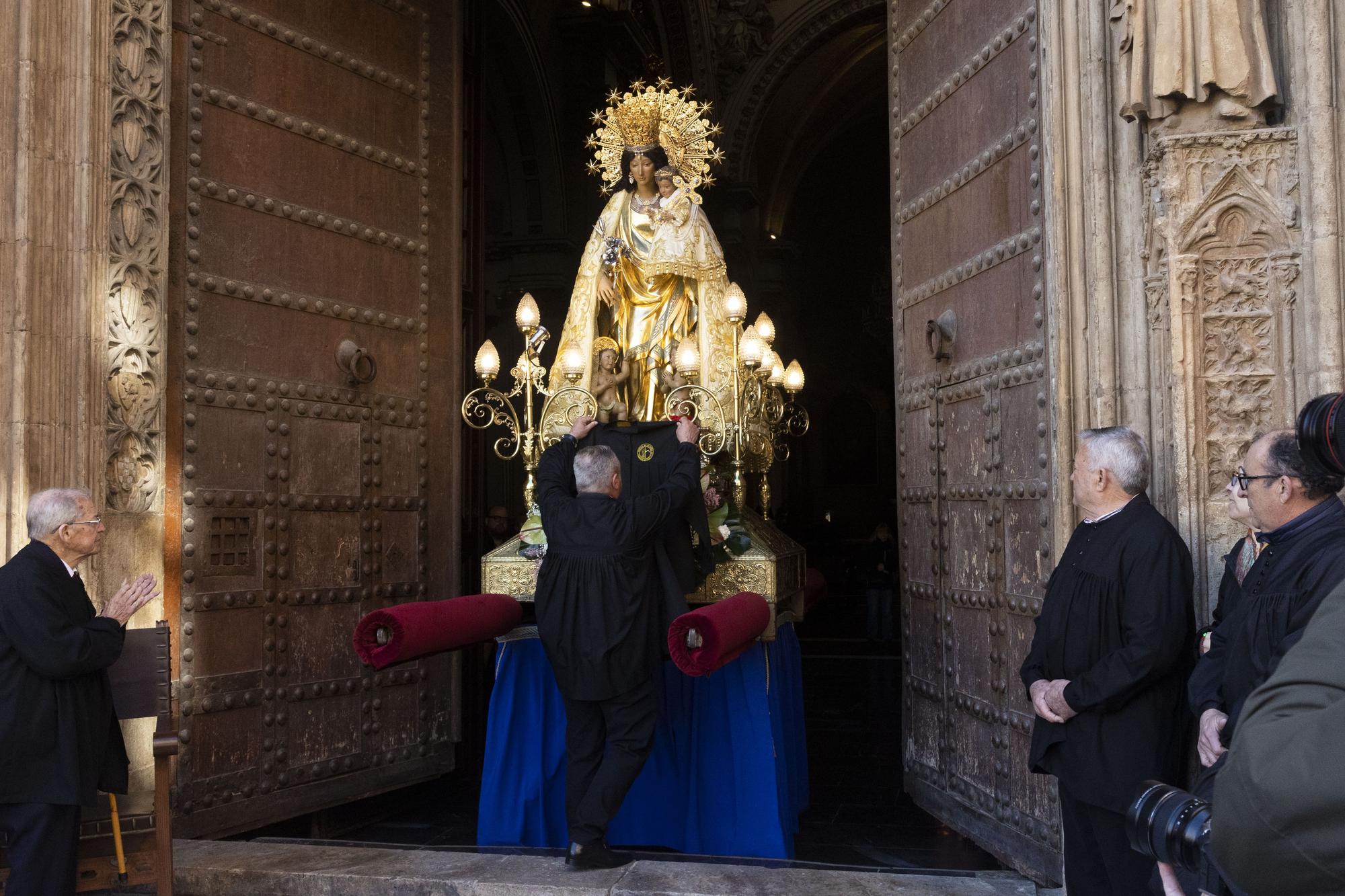 La Virgen de los Desamparados asiste al Tribunal de las Aguas