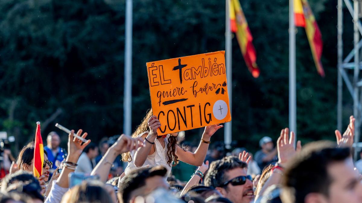 Cientos de personas durante la tercera edición de la Fiesta de la Resurrección, en la Plaza Cibeles de Madrid, a 26 de abril de 2025, en Madrid (España).
