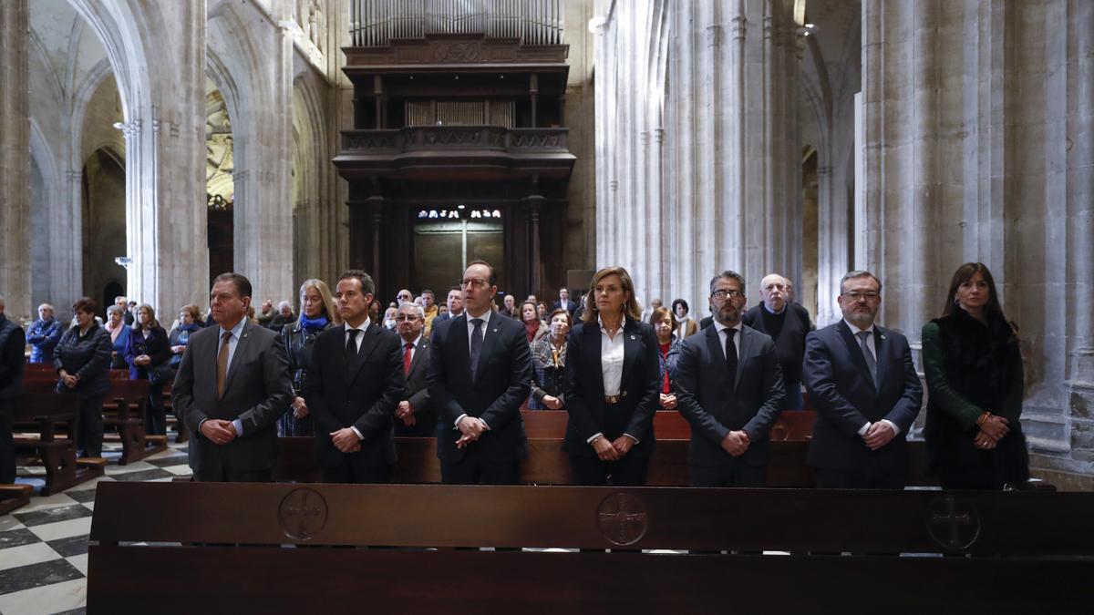 Canteli, a la izquierda, con varios representantes de la corporación local, esta mañana en el responso por el rey Alfonso II celebrado en la Catedral.